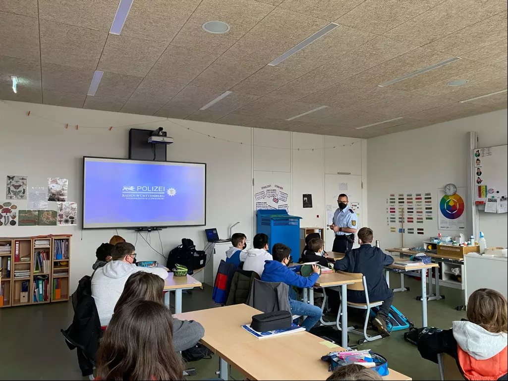 Besuch von der Polizei an der Ferdinand-Porsche-Schule