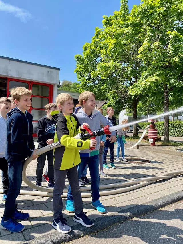 Besuch der Klassen 4a und 4b bei der Freiwilligen Feuerwehr Weissach